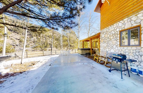 Rio Vista Estates Cabin | River view retreat with mountain views - hot tub, balcony, wood stove & W/D