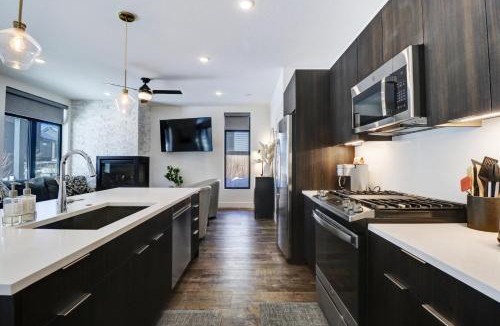 Willow Grove Apartment | River West 611 condo