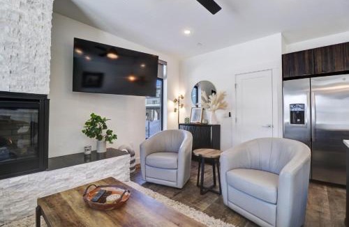 Willow Grove Apartment | River West 611 condo