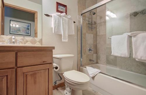 Four O'Clock Apartment | Riverbend Lodge 102 by Great Western Lodging