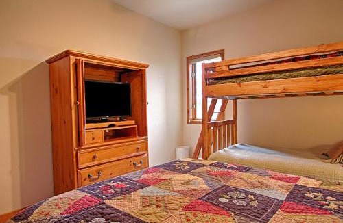 Four O'Clock Apartment | Riverbend Lodge 102 by Great Western Lodging