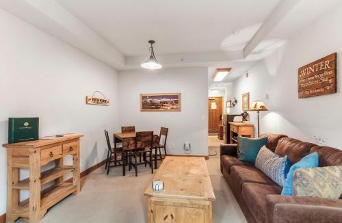 Four O'Clock Apartment | Riverbend Lodge 109 by Great Western Lodging