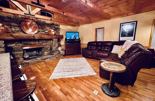Washington County Cabin | Riverfront 2 Bedroom Cabin on the Nolichucky River