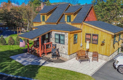 Jackson House | Riverfront Cabin Getaway
