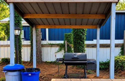 Karnack Cottage | Riverfront Cottage with Fire Pit and Cozy Interior Perfect for Groups in Texas