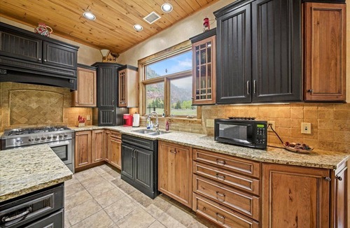 Ridgway House | Riverfront Dream House 4 Bedroom/Loft 3.5 Bath