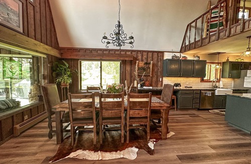 Rio Vista Estates Cabin | Riverfront home w/private deck, sunroom, full kitchen, and free WiFi
