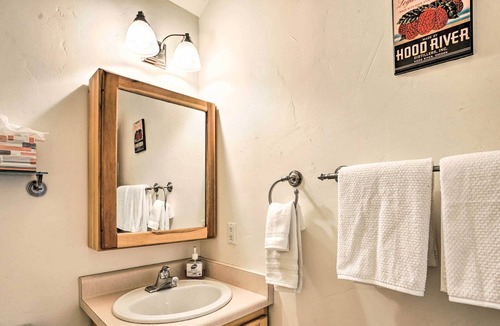 Redstone Apartment | Riverfront Redstone Cabin w/ Private Deck & Grill!