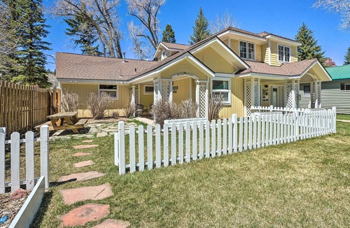 Redstone Apartment | Riverfront Redstone Cabin w/ Private Deck & Grill!