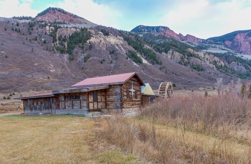 Carbondale House | Riverside cabin with natural spring hot tubs - close to skiing & fishing