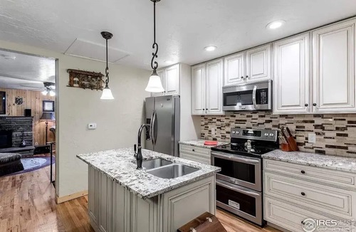 Lyons House | Riverside Retreat with Red Rock Canyon Views and High-Speed Internet