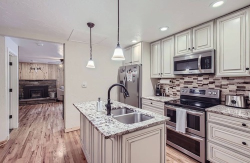 Lyons House | Riverside Retreat with Red Rock Canyon Views and High-Speed Internet