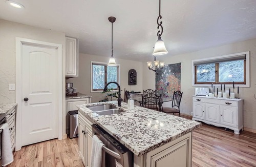 Lyons House | Riverside Retreat with Red Rock Canyon Views and High-Speed Internet