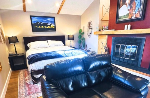 Estes Park Cabin | RiverSong Inn - 26 Acres in Estes Park, Colorado with 10 King Bedrooms