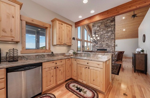 Innsbruck Val Moritz Cabin | Rocky Mtn Natl Park views, close skiing & Hot Tub!