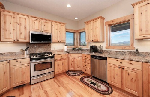 Innsbruck Val Moritz Cabin | Rocky Mtn Natl Park views, close skiing & Hot Tub!