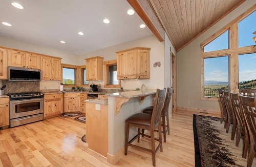 Innsbruck Val Moritz Cabin | Rocky Mtn Natl Park views, close skiing & Hot Tub!