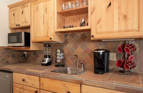 Innsbruck Val Moritz Cabin | Rocky Mtn Natl Park views, close skiing & Hot Tub!