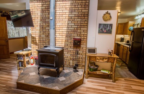 Divide Cabin | Romantic Forest Hideaway, Hot Tub, WiFi, Directv, near Attractions & Breweries!