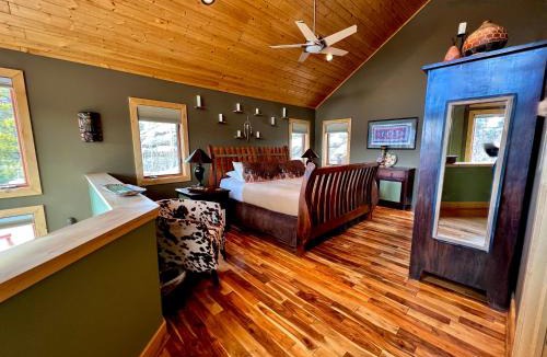Black Hawk House | Romantic Mountain Cabin for 2