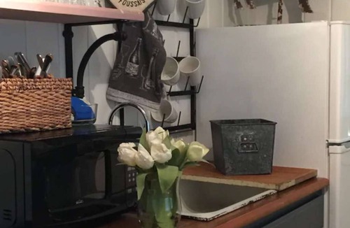 Eureka Springs Historic District Cottage | Romantic Refreshing 1890s Cottage Uptown Eureka Springs