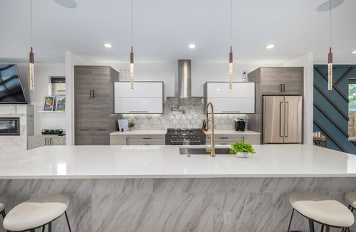 Overland House | Roof Top Patio, Hot Tub, & Minutes from Downtown!