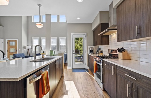 Fort Collins House | Rooftop Hot Tub! Walk to Old Town, Brews, & River. Enjoy Arcade-grade Skee-Ball!