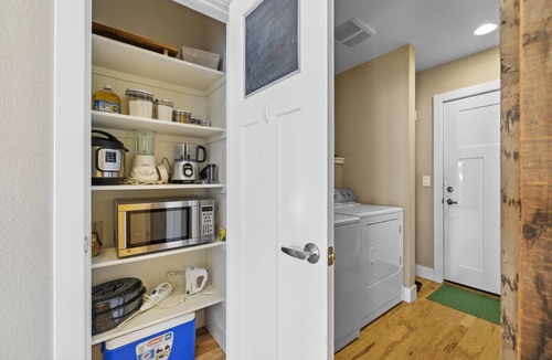 Fort Collins House | Rooftop Hot Tub! Walk to Old Town, Brews, & River. Enjoy Arcade-grade Skee-Ball!