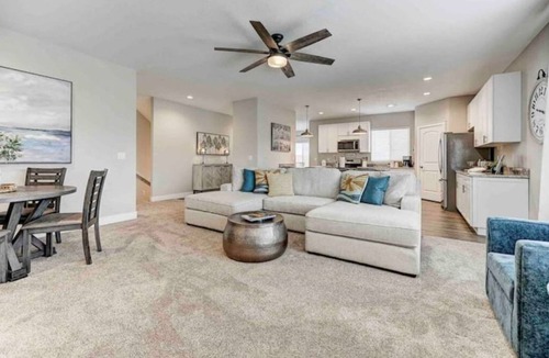 Monument House | Rooftop Patio, Hot Tub, EV charging, Mtn views, close to AFA!