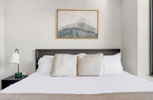Congress Park Apartment | Roomy Congress Park 2BR w/ Gym & Pool, near shops & dining, by Blueground
