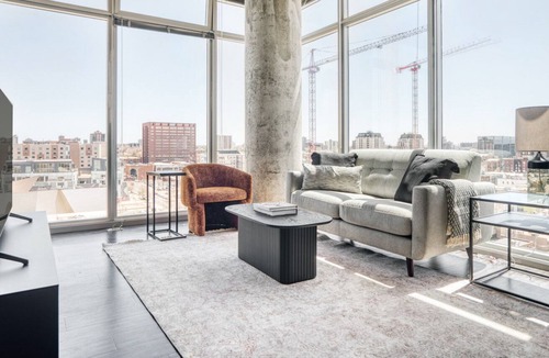 Golden Triangle Apartment | Roomy Golden Triangle 2BR w/ Gym & Pool nr Art Museum, by Blueground