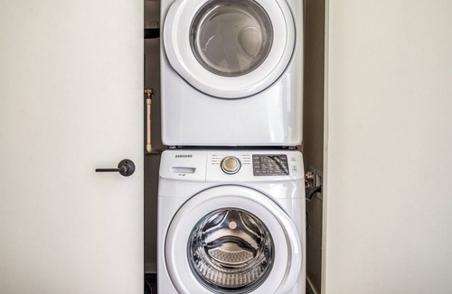 University Park Apartment | Roomy University 2BR w/ W/D, Roof Deck, next to U of D, by Blueground