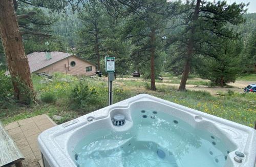 Estes Park House | Rose Den - Romantic Mountain Cabin with Views!