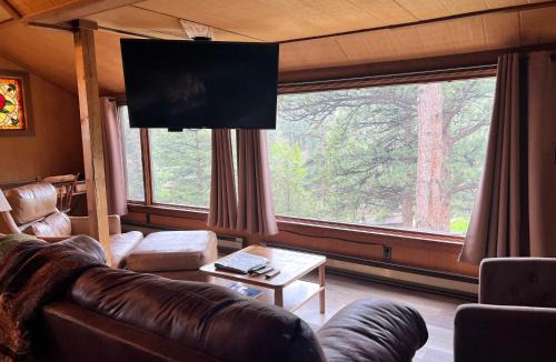 Estes Park House | Rose Den - Romantic Mountain Cabin with Views!