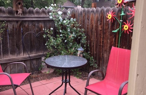 Montrose Cottage | Rose Haven Cottage is a small comfortable home. In the heart of Montrose.