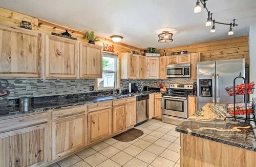 Canon City House | Royal Gorge Pool House- Heated Pool & Hot Tub!