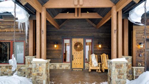 Blue River House | Royal Retreat