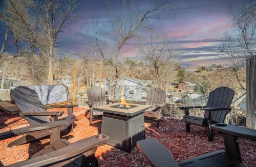 West Colorado Springs House | Runaway Escapade! Hot Tub, BBQ & Fire Pit