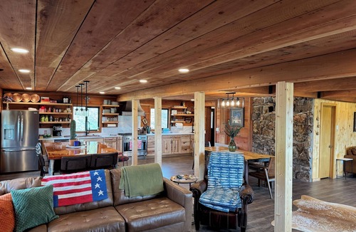 Meeker House | Rustic 4-Bedroom Luxury Retreat - Spectacular White River Valley Views