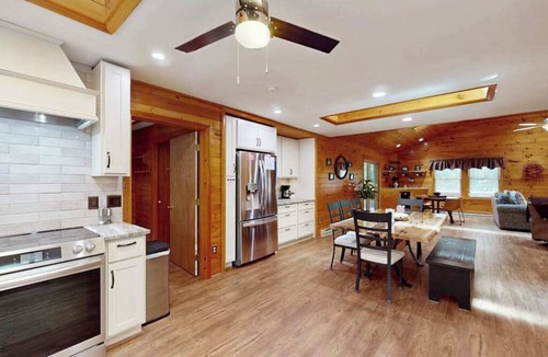 McHenry House | Rustic 4BR Cabin - HOT TUB - McHenry