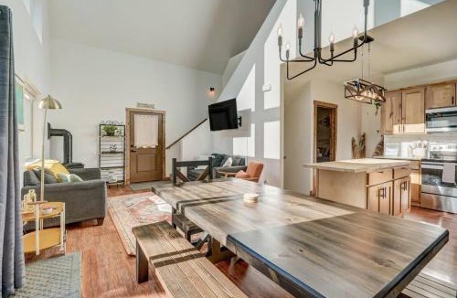 Woodland Park House | Rustic cabin charm w/hot tub, arcade basketball