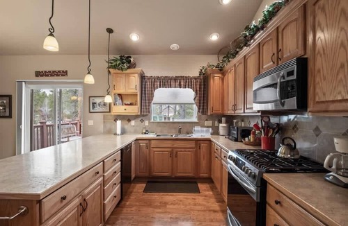 Leadville North House | Rustic & Cozy 4BR - Fenced In Spacious Deck, BBQ