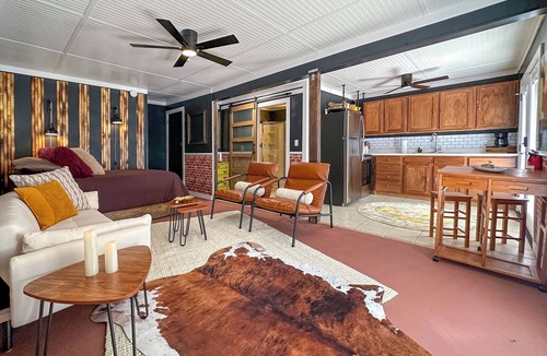 Eureka Springs Historic District Apartment | Rustic Downtown Eureka Springs Ground Floor Flat w/Parking & Full Kitchen