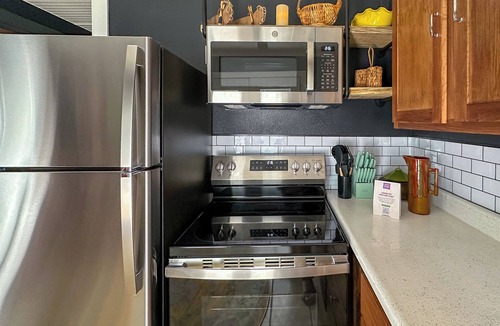 Eureka Springs Historic District Apartment | Rustic Downtown Eureka Springs Ground Floor Flat w/Parking & Full Kitchen