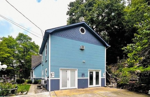 Eureka Springs Historic District Apartment | Rustic Downtown Eureka Springs Ground Floor Flat w/Parking & Full Kitchen