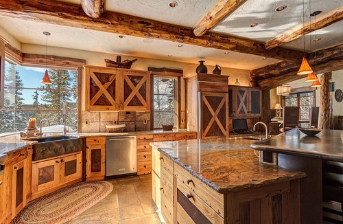 Baldy Mountain House | Rustic-elegance wrapped in custom mountain luxury, steps from Baldy Hiking Trail and shuttle stop