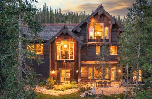 Baldy Mountain House | Rustic-elegance wrapped in custom mountain luxury, steps from Baldy Hiking Trail and shuttle stop