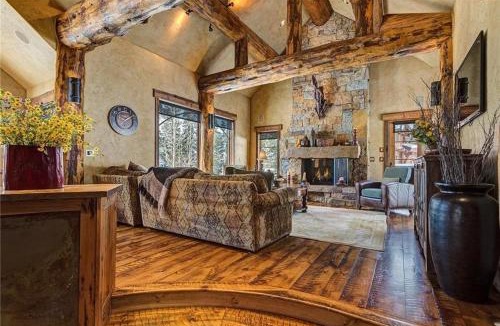 Baldy Mountain House | Rustic-elegance wrapped in custom mountain luxury, steps from Baldy Hiking Trail and shuttle stop