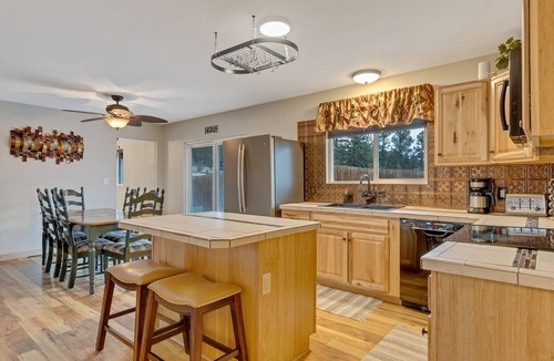 Estes Park House | Rustic Estes Park Home w/Private Hot Tub