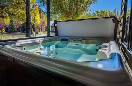 Estes Park House | SALE! Hot tub, fireplace, king bed, A+ location!